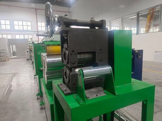 精密な調整、多用途な性能 – 柔軟な深さと圧力制御を備えたエンボス加工機